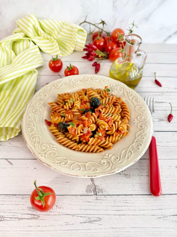 Serviamo la pasta calda, guarnendo con foglioline di origano fresco e parmigiano.